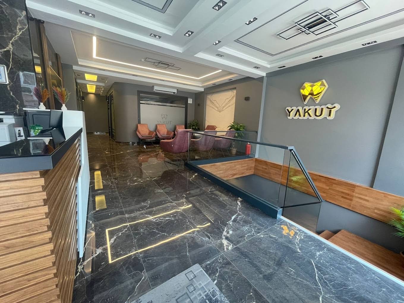 Yakut kliniğinde resepsiyon bankosu, Yakut tabelası ve bekleme alanı
