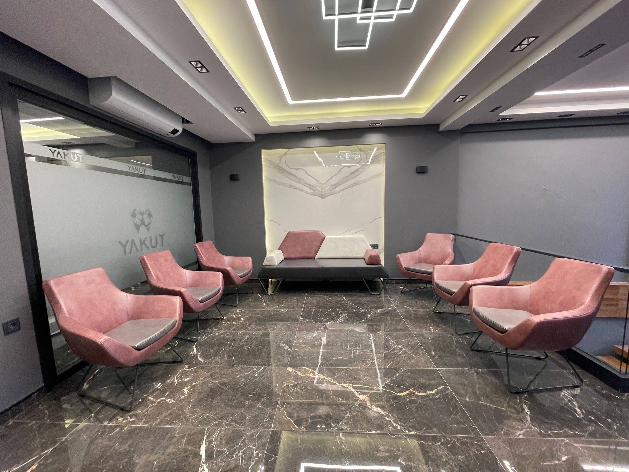 Yakut kliniğinin pembe koltuklu bekleme alanı